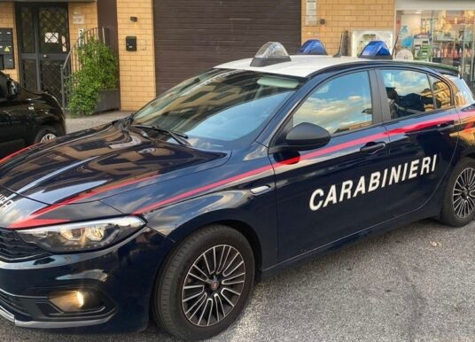 Pomezia, rapina e accoltella il rider che gli stava consegnando la cena. Arrestato 21enne