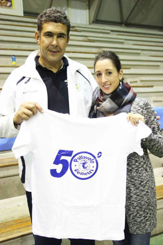 L'ALLENATORE-DELLA-SERIE-B-2-DELLA-PALLAVOLO-VELLETRI-FABRIZIO-FERRINI-DONA-UNA-MAGLIA-ALLA-CAMPIONESSA-DI-RITMICA-ELISA-BLANCHI