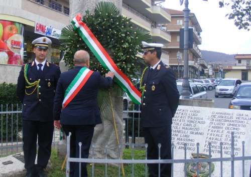 CERIMONIA-4-NOVEMBRE--IL-SINDACO-RENDE-OMAGGIO-AL-MONUMENTO-AI-CADUTI