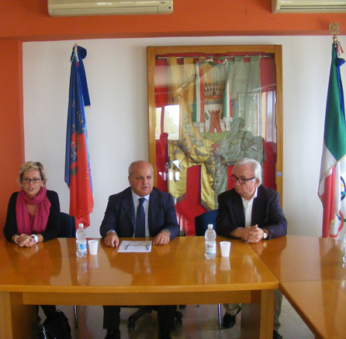 DA-SINISTRA-L'ASSESSORE-ALLA-PUBBLICA-ISTRUZIONE-DEL-COMUNE-DI-LARIANO-LORENA-STARNONI,-IL-SINDACO-DI-LARIANO-MAURIZIO-CALICIOTTI,-IL-DIRETTORE-DEL-DISTRETTO-ASL-RM-H5-DOTT.-GUIDO-DI-LISA