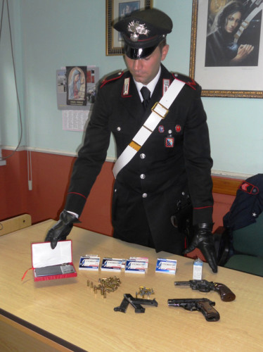 Le-pistole-e-le-sostanze-anabolizzanti-sequestrate-dai-Carabinieri