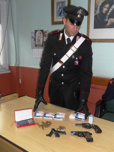 Le-pistole-e-le-sostanze-anabolizzanti-sequestrate-dai-Carabinieri_