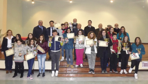 FOTO-DI-GRUPPO-CON-TUTTI-I-PREMIATI