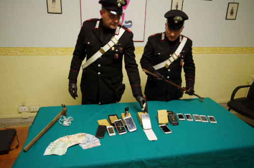 I-Carabinieri-mostrano-i-telefoni,-la-bomboletta-e-gli-altri-oggetti-sequestrati-a-Zagarolo--(13)