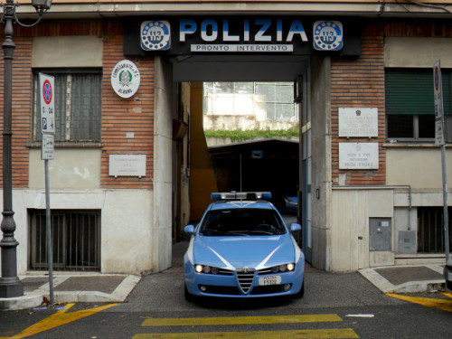 Una volante esce dal Commissariato di Albano