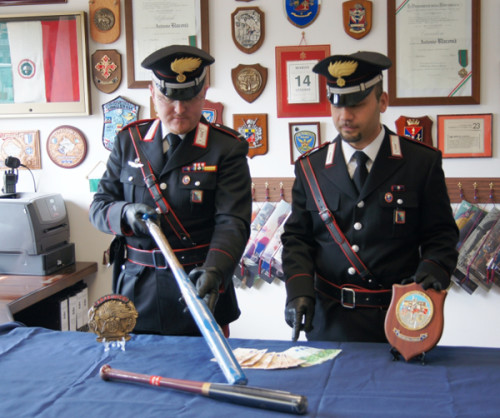 I-soldi-e-le-mazze-da-baseball-sequestrate-dai-Carabinieri