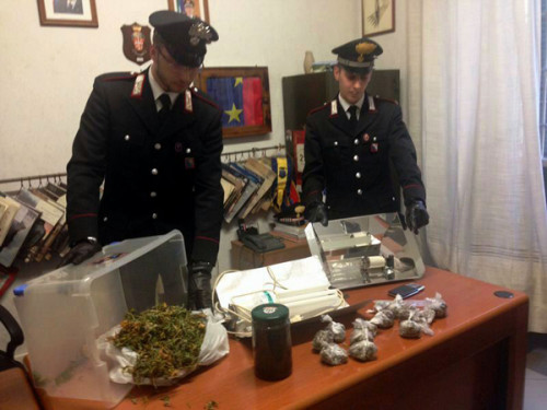 La-marijuana-e-parte-dell'attrezzatura-sequestrata-dai-Carabinieri