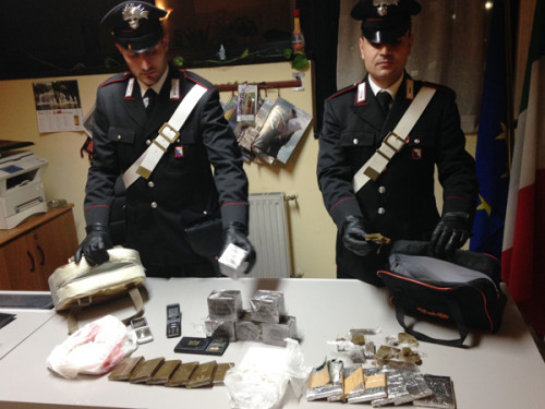 2014_04_16-FRASCATI---La-droga-sequestrata-dai-Carabinieri