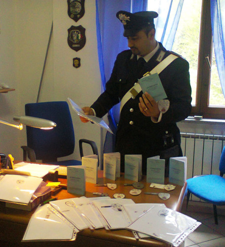 Carabiniere-mostra-le-licenze-NCC-sequestrate