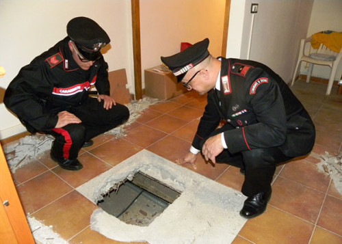 Il-buco-scoperto-dai-Carabinieri-(1)