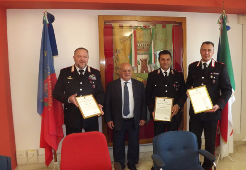 I-TRE-CARABINIERI-INSIGNITI-DELL'ENCOMIO-SOLENNE-E-AL-CENTRO-IL-SINDACO-DI-LARIANO-MAURIZIO-CALICIOTTI