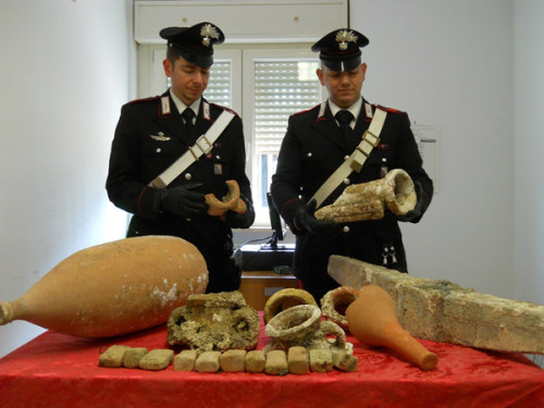 I-reperti-archeologici-rinvenuti-e-sequestrati-dai-Carabinieri