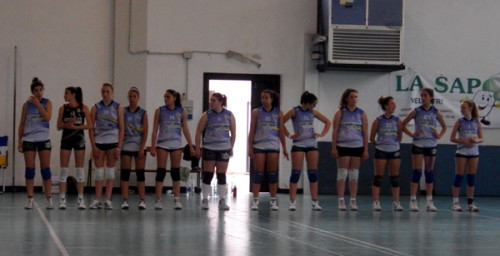 LA-PRIMA-DIVISIONE-FEMMINILE-DELLA-PALLAVOLO-VELLETRI-AL-MOMENTO-DEL-SALUTO-INIZIALE