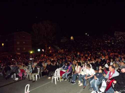 una-veduta-del-pubblico-all'anfiteatro-a-seguire-la-diretta-del-GF