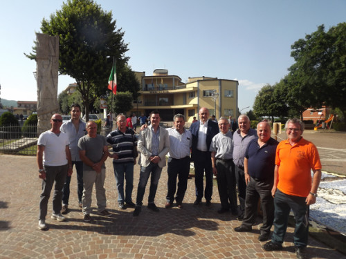 FOTO-DI-GRUPPO-CON-IL-PRESIDENTE-DEL-CONSIGLIO-REGIONALE-DEL-LAZIO-DANIELE-LEODORI,-AMMINISTRATORI-DI-LARIANO,-ORGANIZZATORI-DELLA-MANIFESTAZIONE,-IL-PARROCO-MOLINARO-E-PADRE-DOMENICO-AIUTO