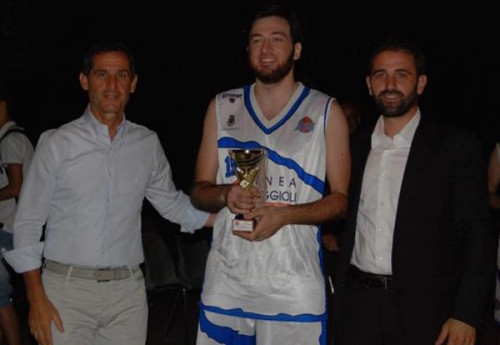 sindaco-spalletta-(a-sx)-e-assessore-filipponi-premiano-capitan-ferrante-del-basket-frascati