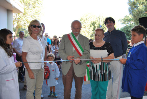 Inaugurazione-ampliamento-scuola-'G.-Rodari',-Il-Sindaco,-il-Vicesindaco-Cora-Fontana,-la-Preside-Italia-Iusi-e-l'Ass.-alla-Scuola-Matteo-Martizi