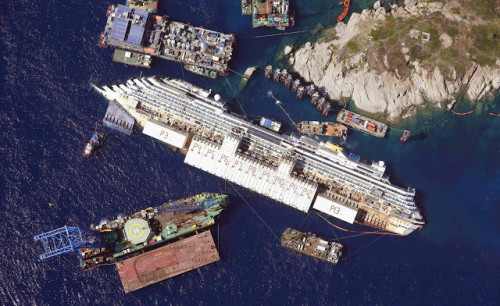 Pandangan udara menunjukkan Costa Concordia kerana ia terletak di tepi sebelah Pulau Giglio yang diambil dari sebuah helikopter tentera laut Itali