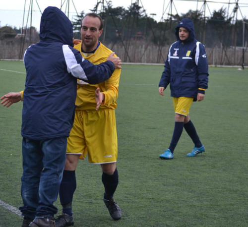 Simone Neroni esulta dopo il gol