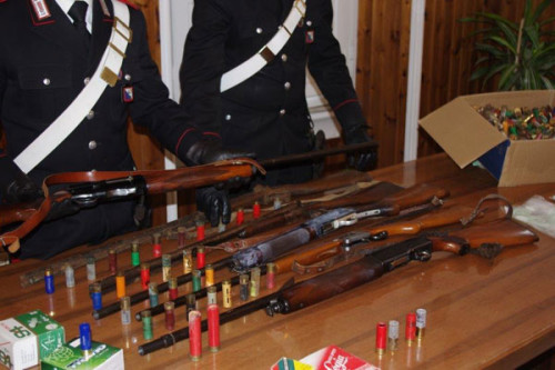 CENTRO---Le-armi-e-la-droga-sequestrati-dai-Carabinieri-(3)