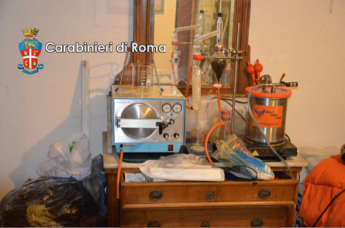 Trastevere---Il-laboratorio-dove-si-produceva-droga-scoperto-dai-Carabinieri-(3)