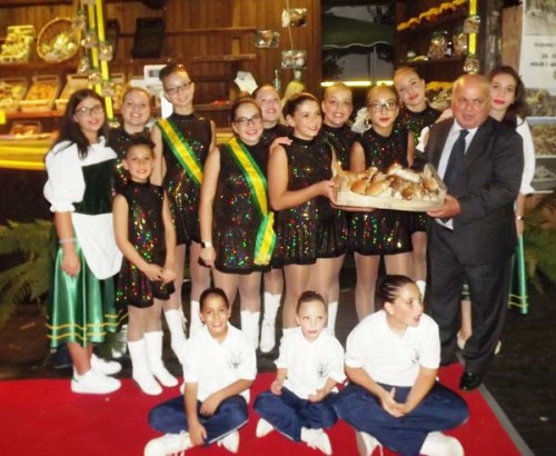 --FOTO-DI-GRUPPO-MAJORETTES-CITTA'-DI-LARIANO-PORCINOTTE-E-SINDACO-DI-LARIANO-CALICIOTTI-CON-UN-CESTO-DI-FUNGHI-