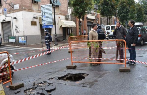 Il centro di Albano chiuso per una voragine