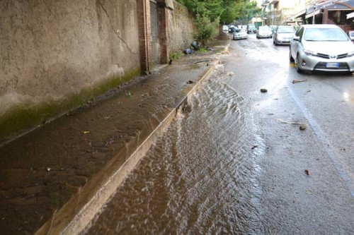 Il fiume d'acqua che correva lungo via dell'Uccelliera ad Ariccia