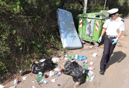 Ispezione-Polizia-Locale-di-Lanuvio-tra-i-cassonetti