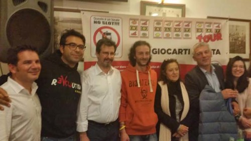 A sin. Paolo Trenta consigliere comunale del M5S e con la felpa rossa il titolare del bar "La Fontana" che ha detto no alle slot 