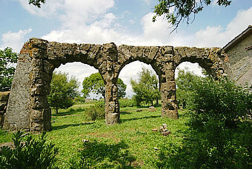 Le arcate dei Carceres del Circo di Bovillae, non più visibili