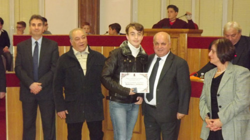 IL-SINDACO-DI-LARIANO-MAURIZIO-CALICIOTTI-DURANTE-UNA-PREMIAZIONE