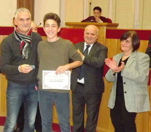 L'ASSESSORE-ALFONSO-MAURO-DURANTE-UNA-PREMIAZIONE