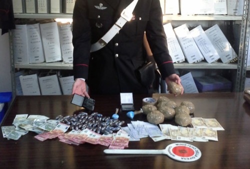 La-droga-sequestrata-dai-Carabinieri-a-padre-e-figlio-pusher