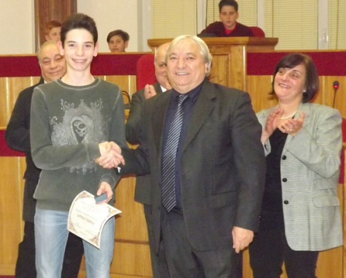 l'Assessore-Maurizio-Mattacchioni-durante-una-premiazione