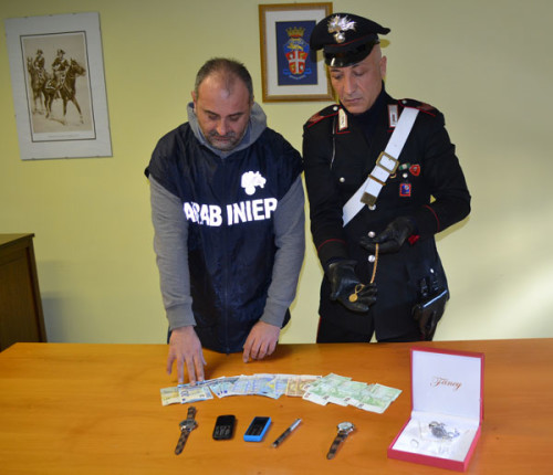 i-soldi-e-i-gioielli-recuperati-dai-Carabinieri