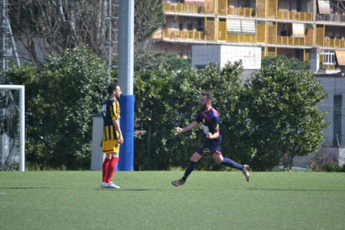 de-luca-esulta-dopo-il-gol-del-3-2-all'alberone