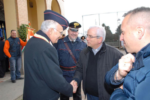 Il-Generale-Lo-Sardo-saluta-il-Parroco-con-accanto-il-Capitano-Mauro-Straffi