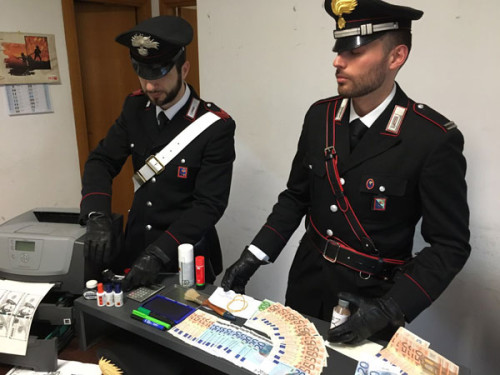 CENTRO---Le-banconote-false-e-il-materiale-sequestrato-dai-Carabinieri---(1)