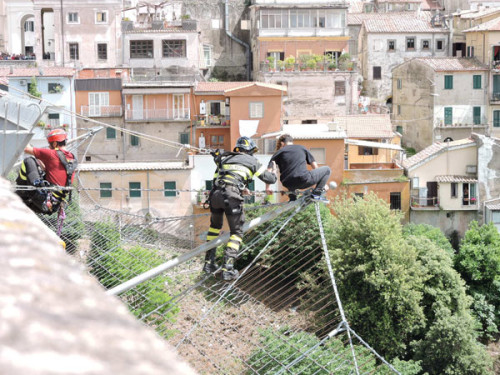 La-giovane-mentre-viene-afferrata