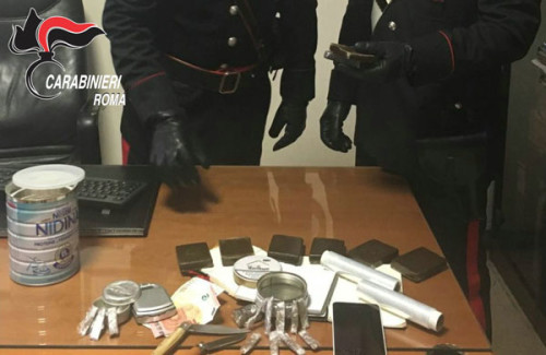 PIAZZA-DANTE---La-droga-sequestrata-dai-Carabinieri-(1)