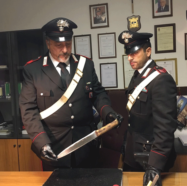 111016-CASTELGANDOLFO---Il-coltello-sequestrato-dai-Carabinieri