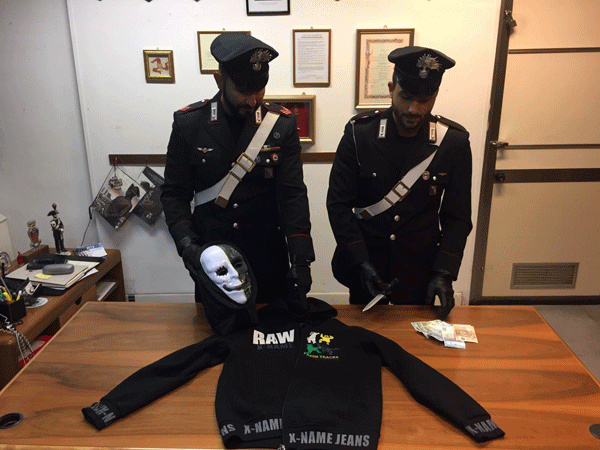 I-Carabinieri-mostrano-la-maschera-e-il-coltello-sequestrati-al-rapinatore