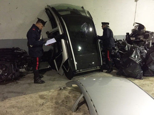 Il-deposito-di-auto-smontate-scoperto-dai-Carabinieri-(3)