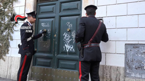 piazza-dante-gli-accertamenti-dei-carabinieri